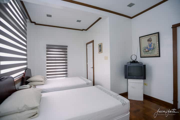 Room 301:
- 2 semi-double bed
- with air-conditioning
- with private bathroom
- Maximum capacity: 2pax