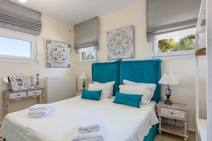 غرفة نوم بسرير كبير الحجم ودخول سلس إلى حمام السباحة الداخلي.