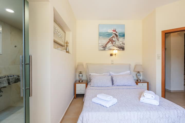 سرير كبير الحجم ودش داخلي لتوفير أقصى درجات الراحة.