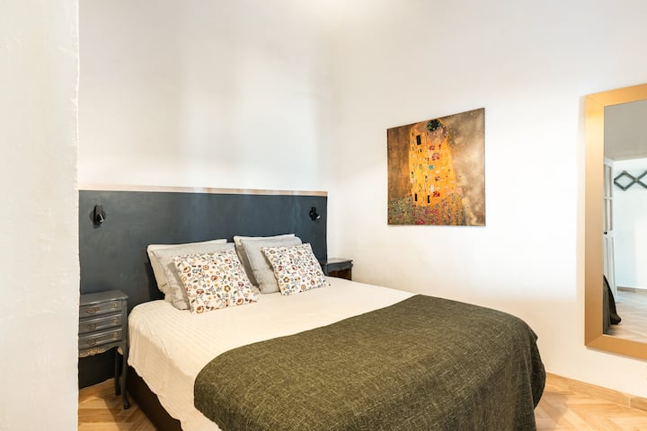 chambre à coucher lit 160 x 200 m - bed room with queen size bed