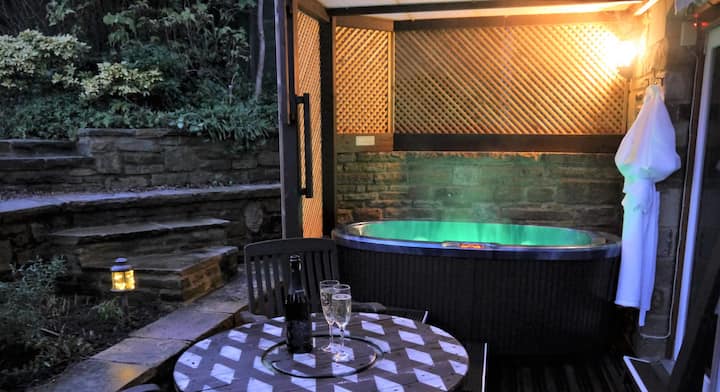 Leeds Holiday Rentals with a Hot Tub - England, United Kingdom | Airbnb