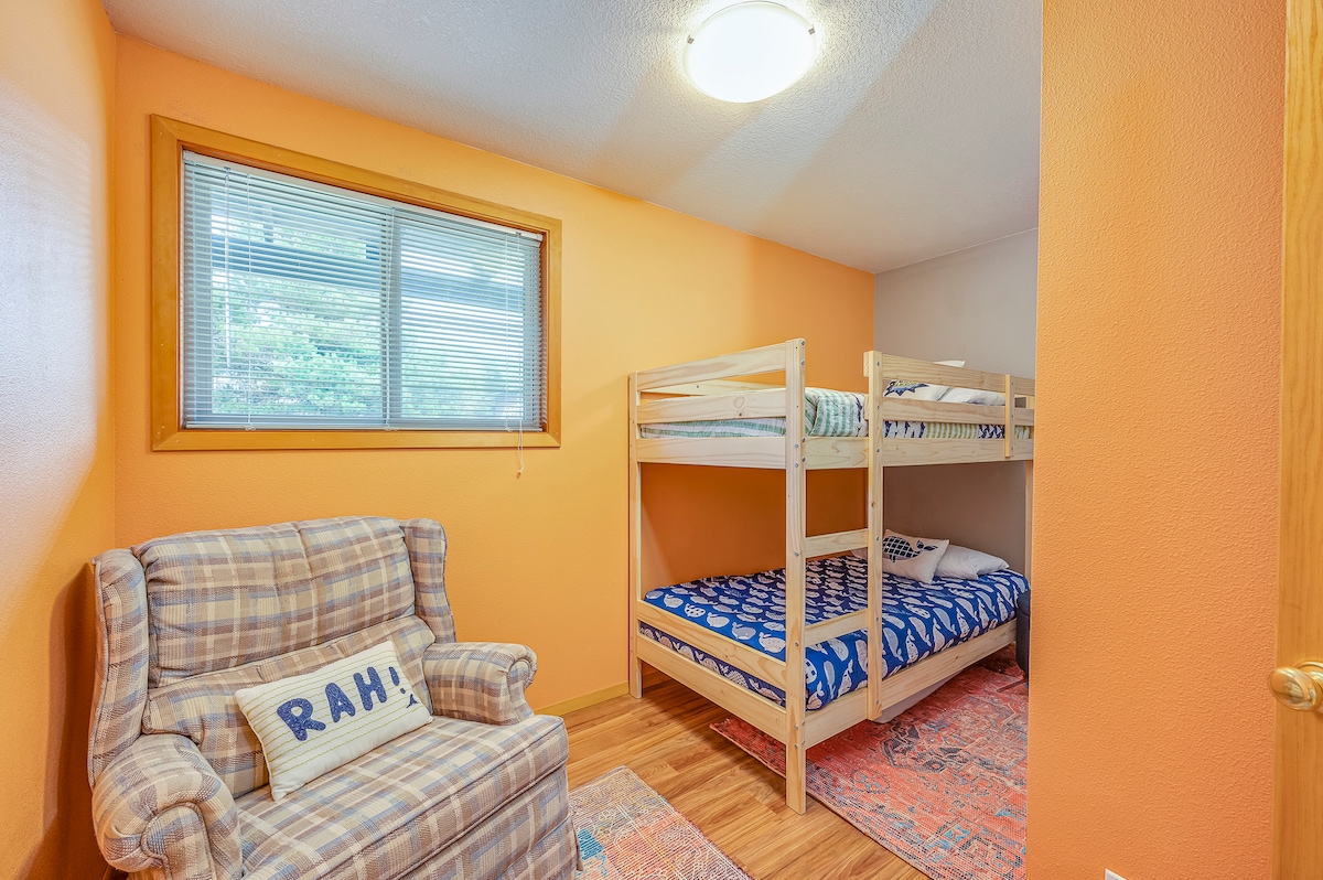 غرفة بطابقين مع كرسي هزاز في الطابق السفلي عبر القاعة من غرفة النوم الكبيرة. مرتبة إضافية تحت السرير السفلي وتعبئة اللعب مع مرفق سرير اختياري متاح في غرفة الغسيل