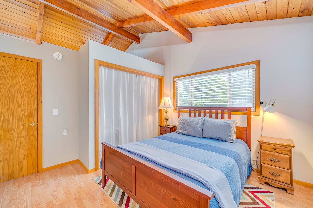 غرفة نوم في الطابق العلوي بسرير بحجم كبير