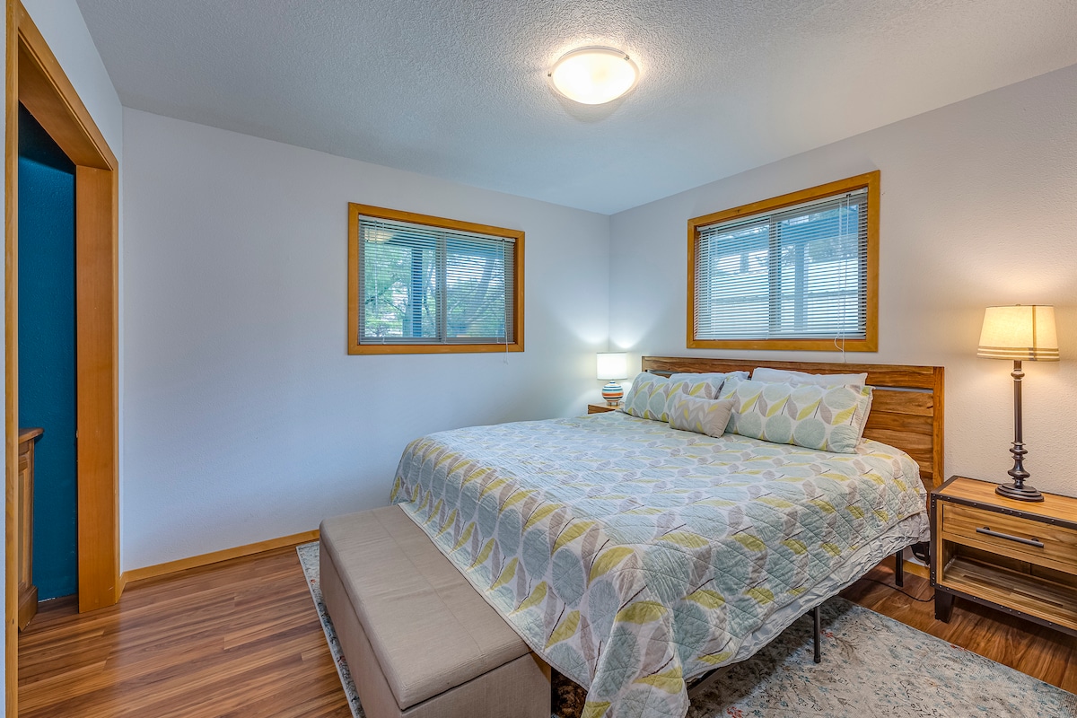 سرير كبير في الطابق السفلي