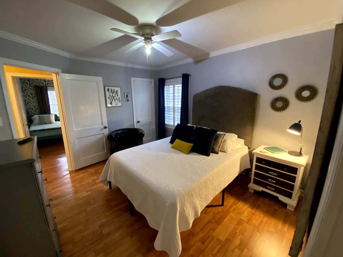 تحتوي غرفة النوم 2 على سرير كوين مريح من الإسفنج المرن وخزانة ملابس وخزانة ملابس وتلفزيون روكو.