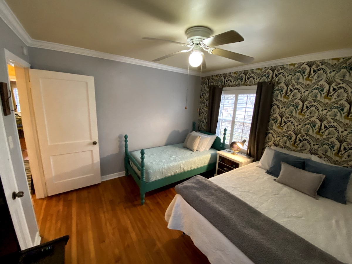 تحتوي غرفة النوم الثالثة على 1 **جديد ** سرير كوين وسرير مزدوج وتلفزيون Roku والكثير من الألعاب والكتب!