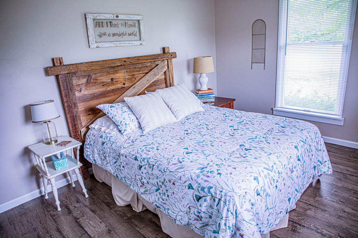 Djevojačka soba!  
Uzglavlje je izgrađeno od vrata na vrhu brda.