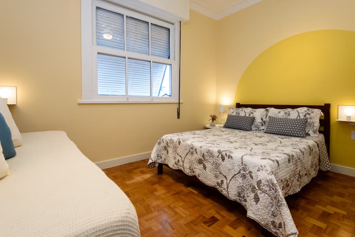 Spavaća soba br. 1 - bračni krevet, jednostruki krevet, mreža za komarce, klima-uređaj, stropni ventilator, ormar i dva stalka za prtljagu. Noćni ormarići s utičnicama