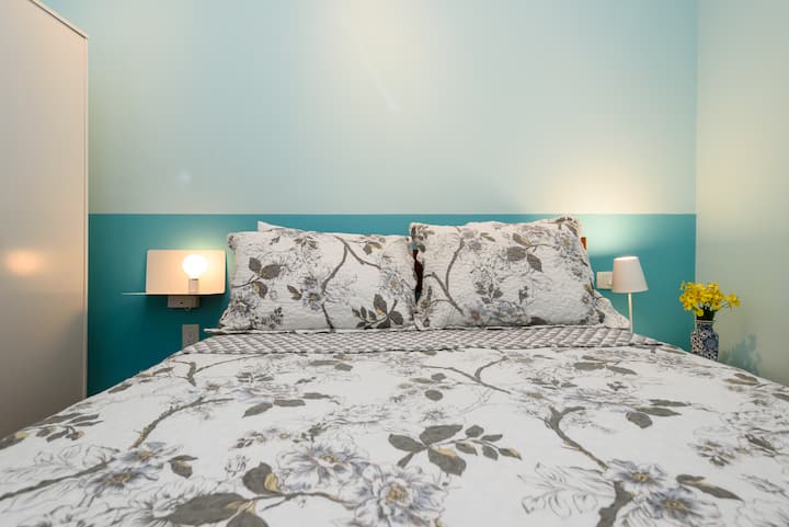 Spavaća soba br. 2 - bračni krevet, mreža za komarce, klima-uređaj, stropni ventilator, ormar i stalak za prtljagu. Noćni ormarići s utičnicama