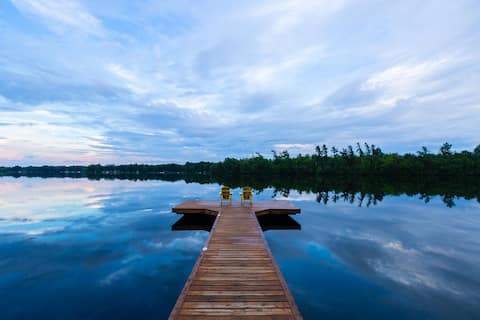 Lakefield Lakehouse /Hot Tub/ Sauna/ Games Garage