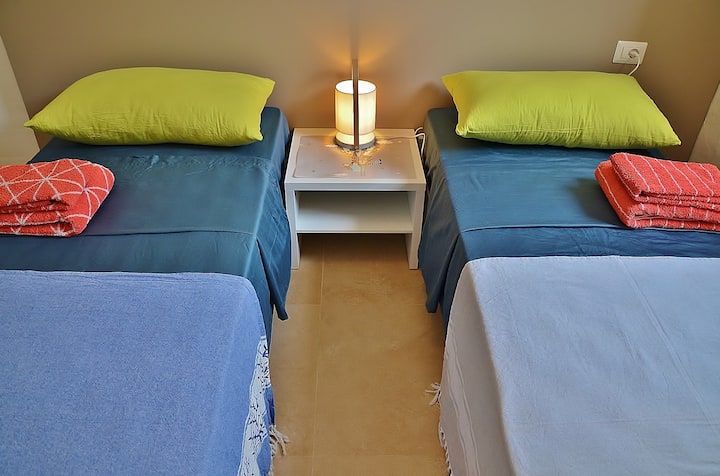 3 camera da letto con due letti singoli. ventilatore mobile.
