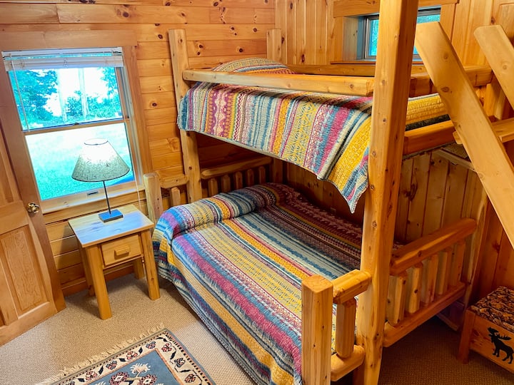 低层卧室，配有手工雪松双层床，下方是全尺寸的双人床。    宽敞的衣柜，配有衣架、鞋柜抽屉。