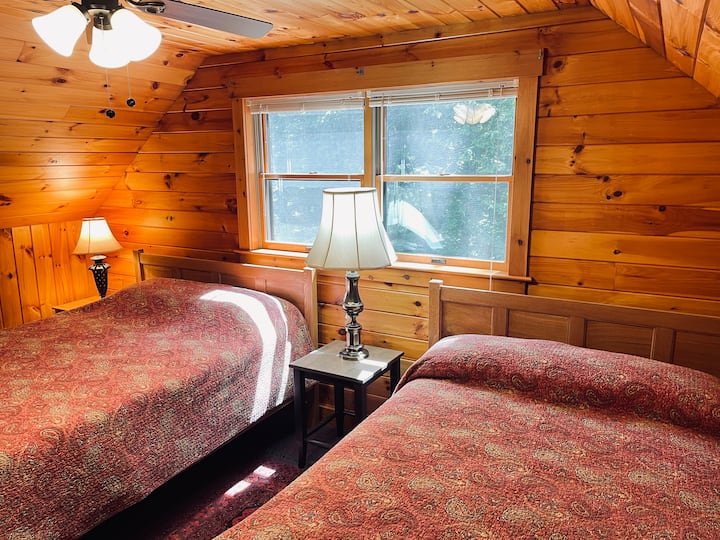 三楼的第二间卧室-标准双人床和全尺寸床。优质床垫、棉质床单。宽敞的衣橱， USB插座。吊扇。