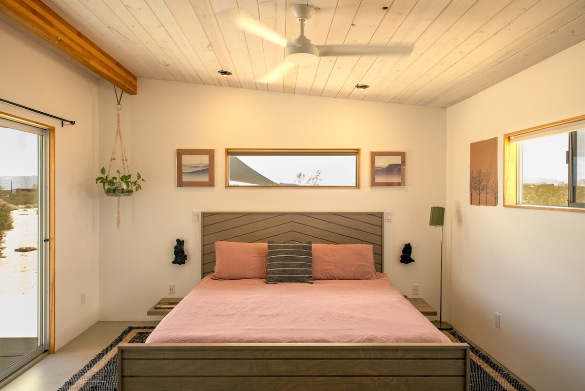 Primarna spavaća soba, bračni krevet (širine 180 - 200 cm), klizna vrata na stražnje dvorište