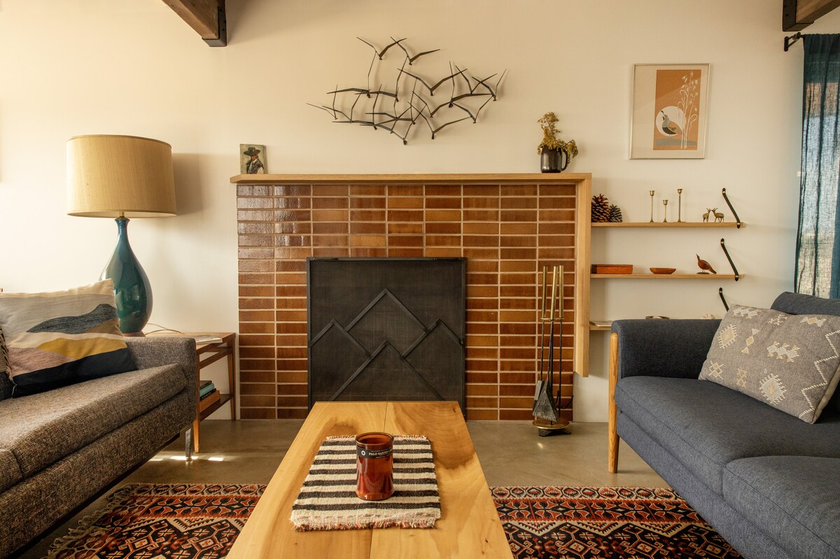 Dnevni boravak s kaminom na drva