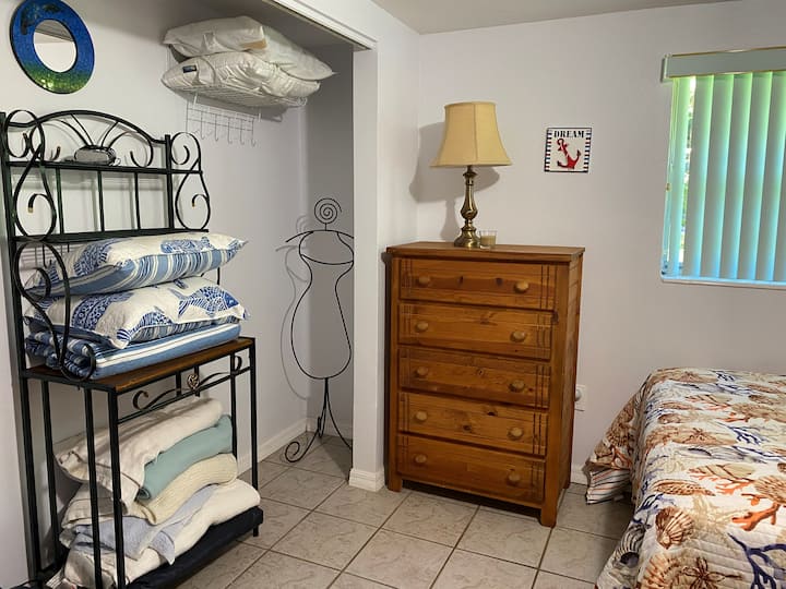 Coloca el dormitorio con una cama doble y una litera.
