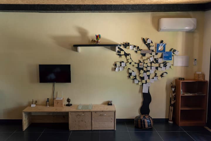 дневна соба со: телевизор, wifi, клима уред, шах, post-it, librery