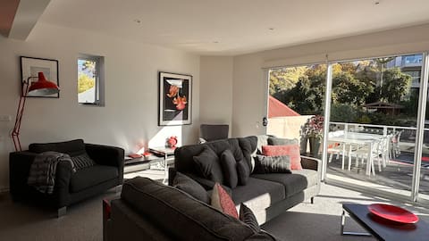 Successful Airbnb property: Red Door Penthouse - 3 beds+2 baths+Parking+WIFI in Battery Point