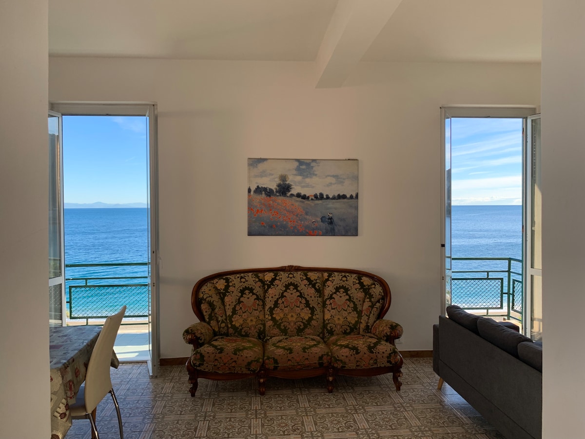 Beliebte Airbnb-Anzeige: Ca Jean beachfront available Easter and holidays in Noli