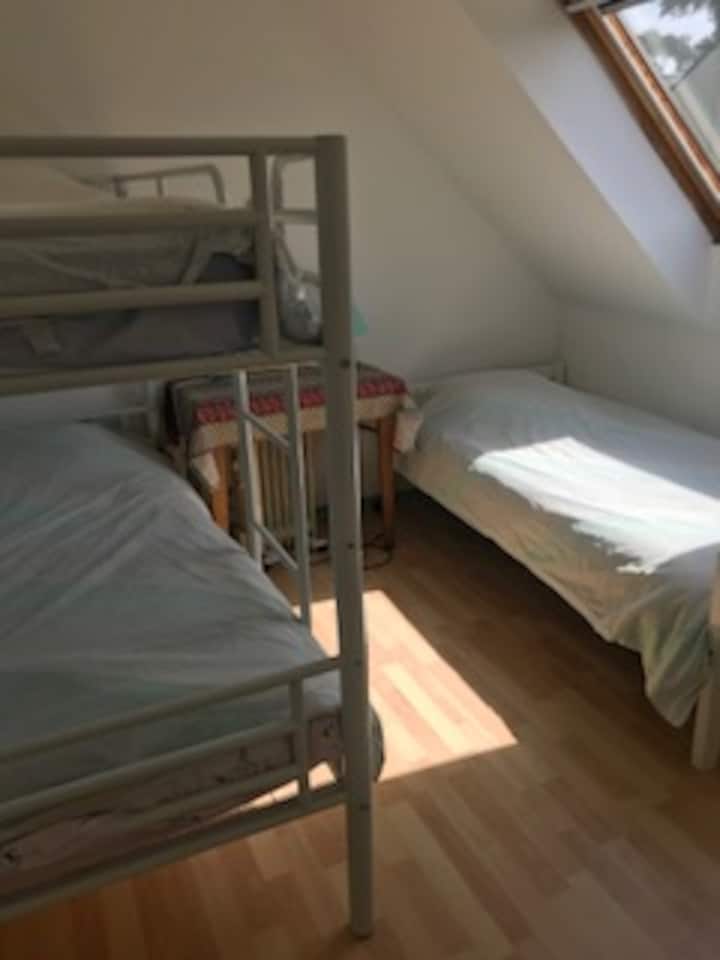 ห้องนอน 2 ชั้นบนเตียงเดี่ยว 3 หลังรวมเตียงสองชั้น 2 หลัง