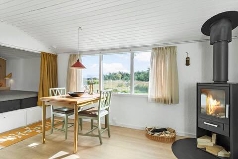 Calm and newly renovated cabin close to sea