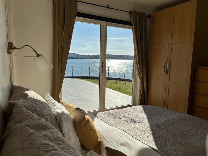 Dormitorio principal: cama tamaño king de 180*200 cm.