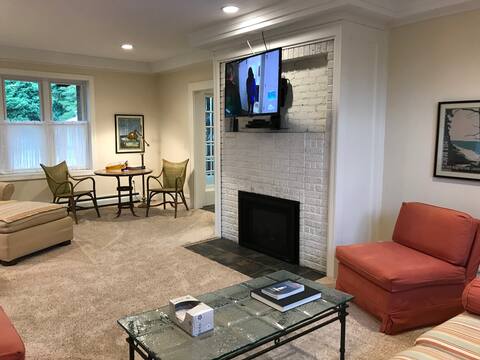 Gorgeous, upscale 4 bedroom Lake Superior View!