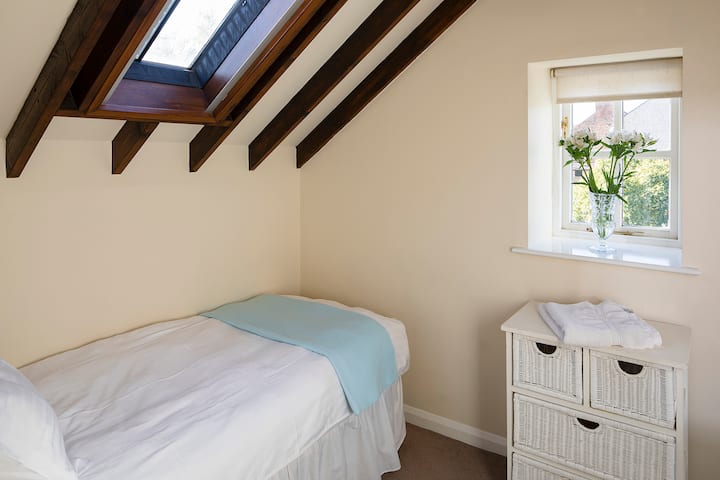 למעלה חדר שינה יחיד (עם מיטה נפתחת כדי ליצור תאום במידת הצורך)