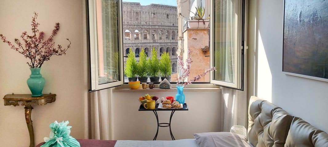 Rental In Rome – The Colosseum from your window!