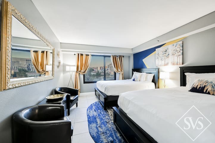 N5 3BD/2BA Center Strip |Great Views | Sleeps 12