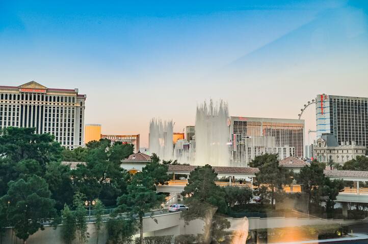 N5 3BD/2BA Center Strip |Great Views | Sleeps 12 gallery image 5