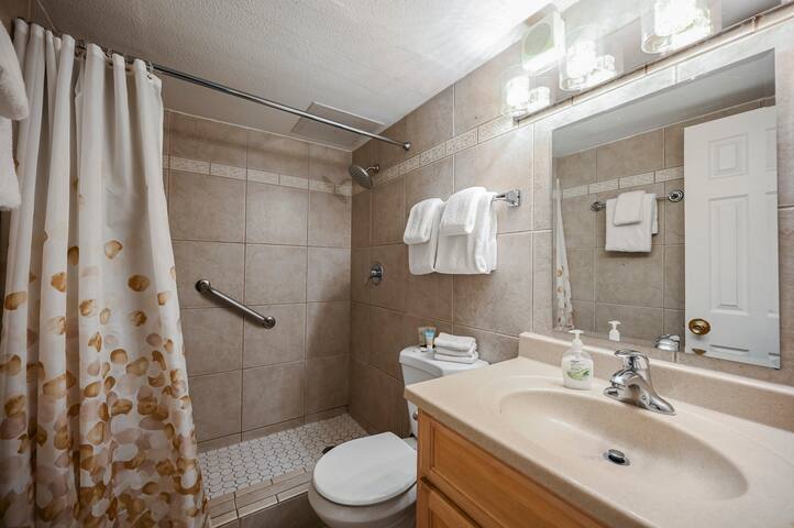 N5 3BD/2BA Center Strip |Great Views | Sleeps 12 gallery image 3