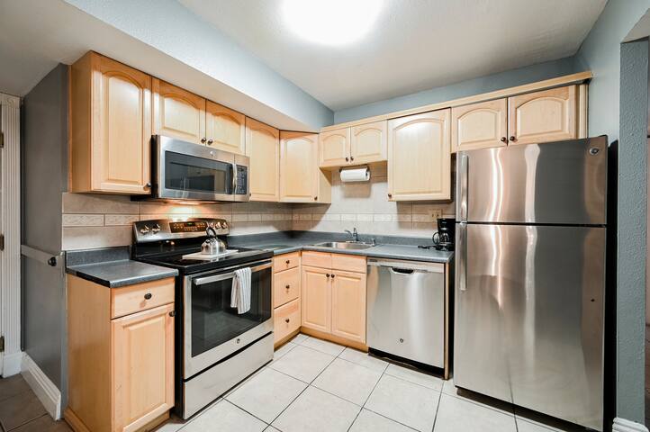 N5 3BD/2BA Center Strip |Great Views | Sleeps 12 gallery image 2