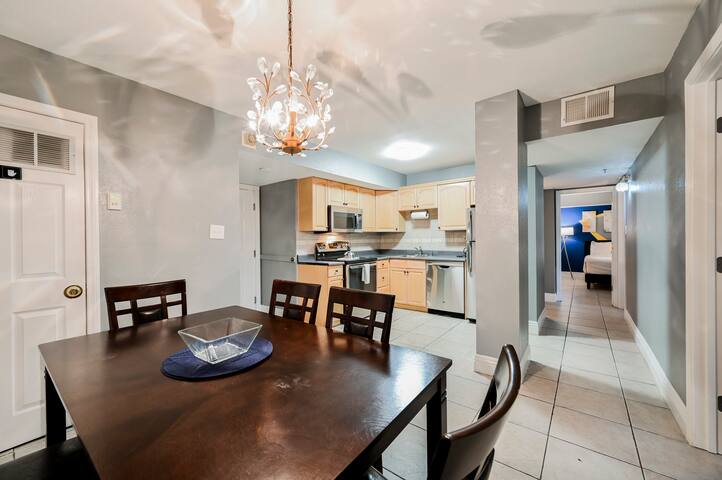 N5 3BD/2BA Center Strip |Great Views | Sleeps 12 gallery image 4