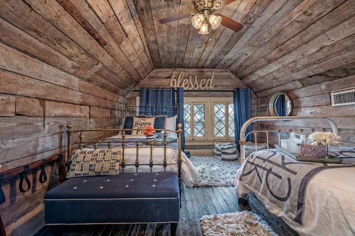 3rd floor bedroom with TV and 2 comfortable full beds.  One bed has a trundle bed underneath if needed.
This room can sleep 5 people. 
