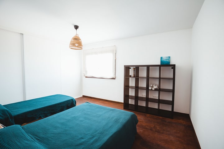 חדר שינה למטה עם 2 מיטות וארון בגדים מרווח. 