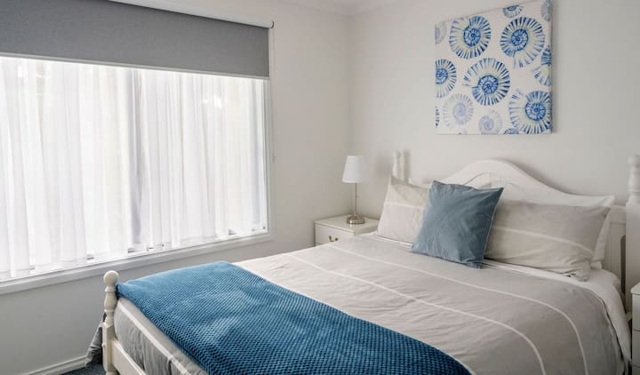 تسمح غرفة النوم الجميلة المواجهة للشمال مع سرير مريح بمقاس كبير بدخول الشمس في فصل الشتاء. 