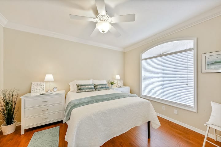 Chambre principale avec lit Queen Size, ventilateur de plafond pour votre confort et deux tables de nuit avec beaucoup d'espace dans les tiroirs.