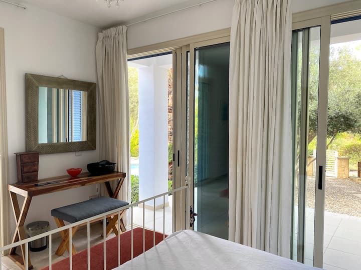 3 dvojlôžkové spálne, plne vybavené všetkým vybavením a to všetko s vlastnou kúpeľňou