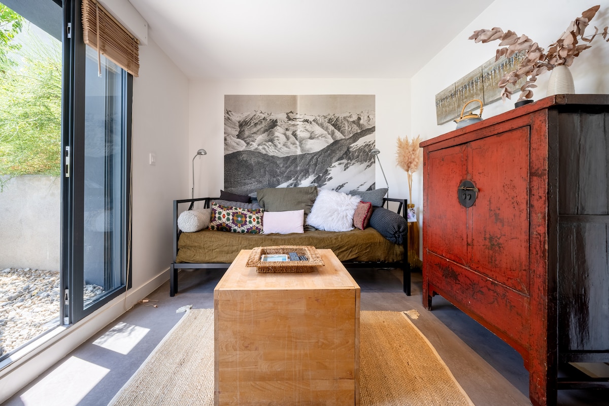 A mountain-style living room