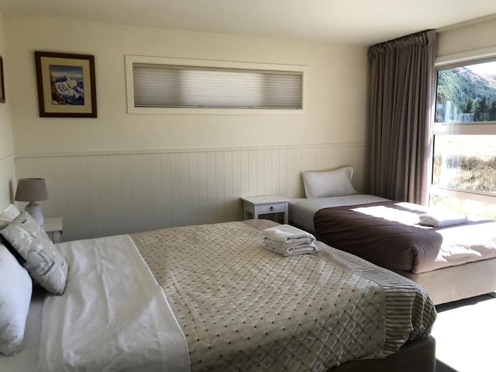 חדר משולש יכול להיות קינג  דאבל אחד בתוספת מיטת קינג סייז אחת או 3 מיטות יחיד.