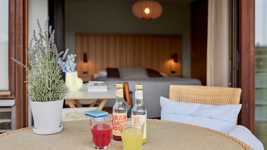 Fully-serviced 2-bedroom Apartment with Balcony gallery image 5