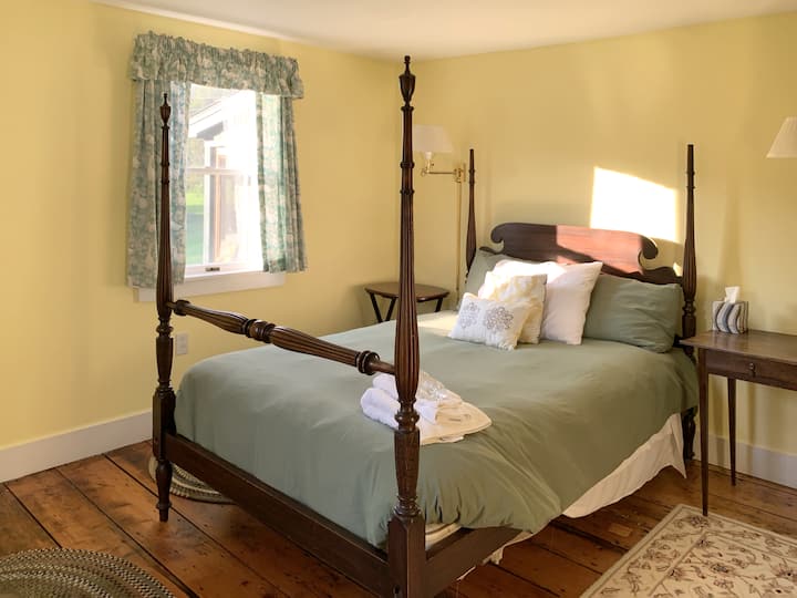 Quarto principal no andar de baixo com cama de casal