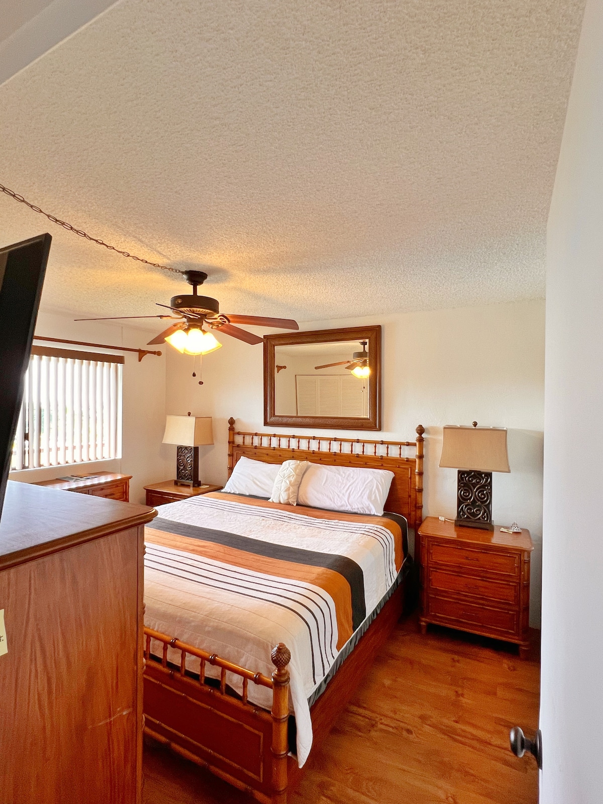 主卧配备加大双人床。