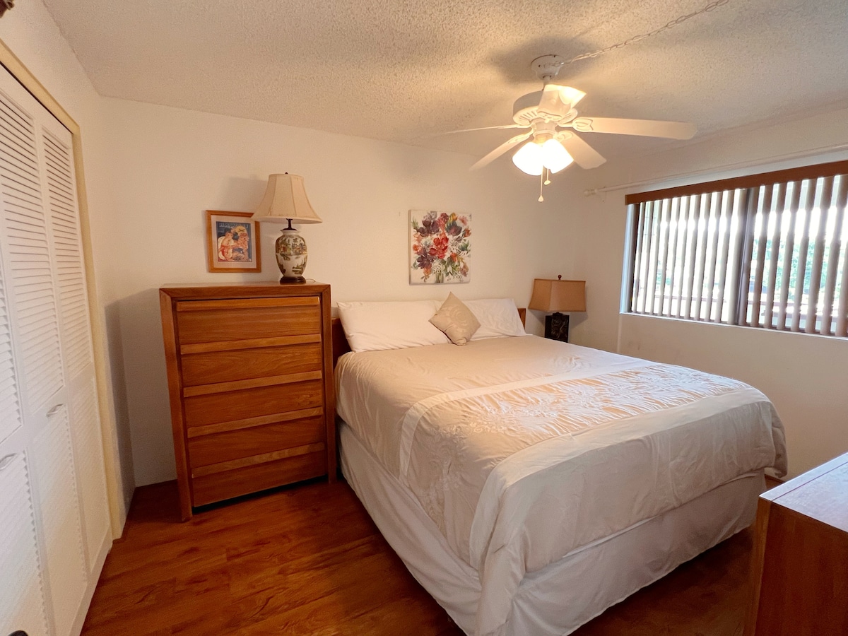 第二间卧室配备加大双人床。