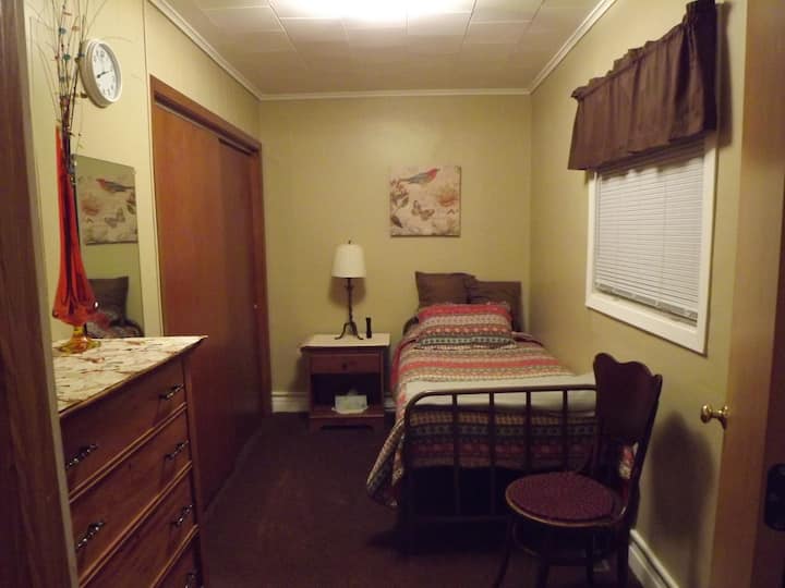 Spavaća soba 3  1 krevet za jednu osobu, komoda