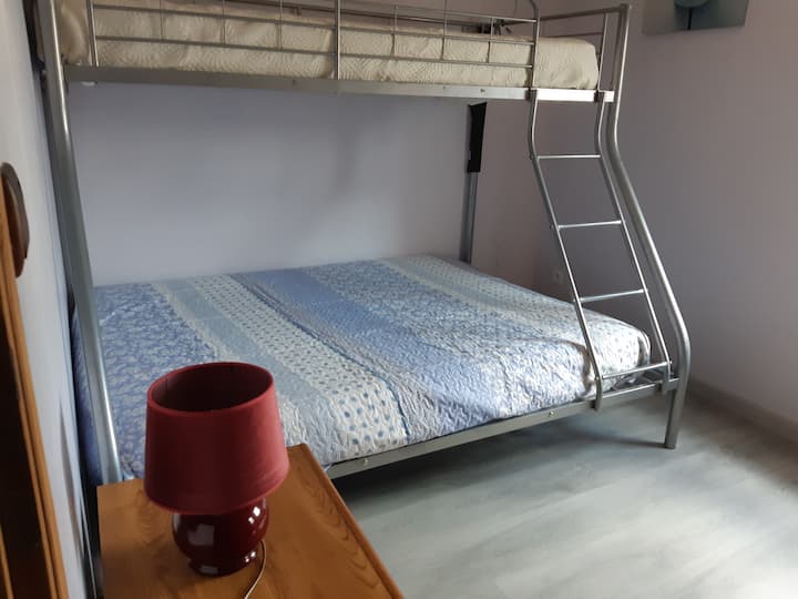 Dormitorio 3 , litera  superior con cama de 90 y cama baja de 140