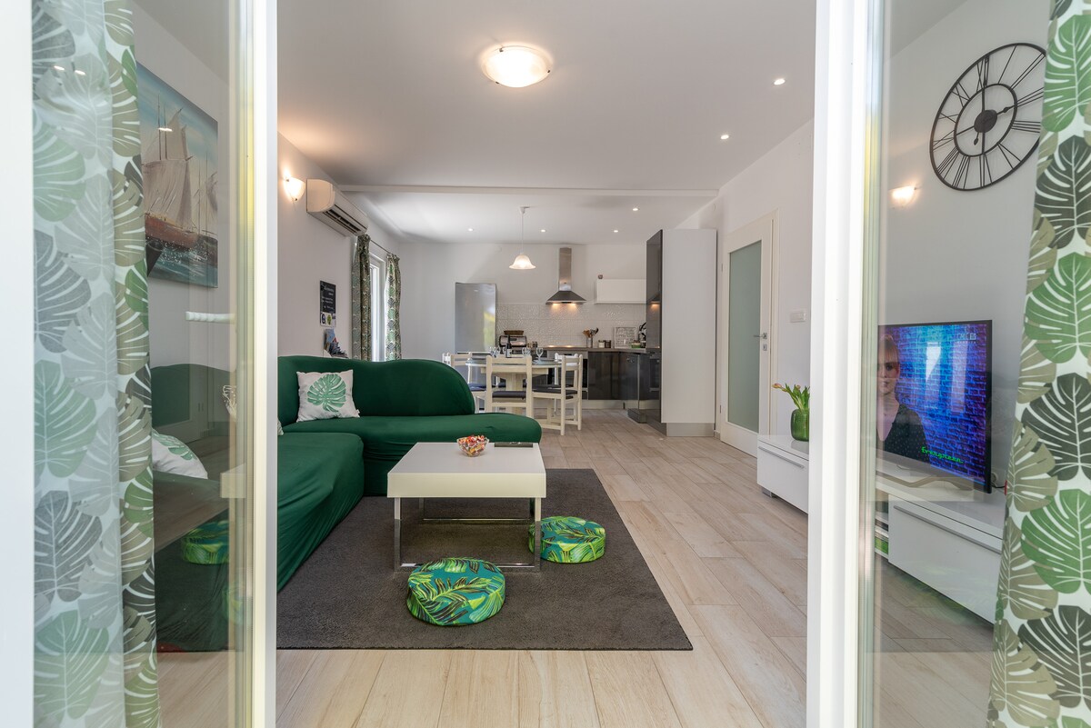 วิวห้องนั่งเล่นห้องทานข้าวและห้องครัวจากระเบียงด้านใต้