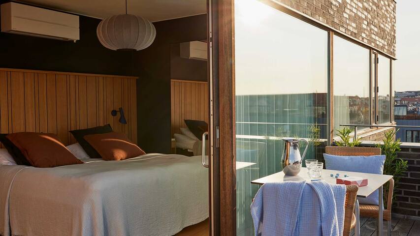 Fully-serviced Penthouse Apartment with Balcony gallery image 3