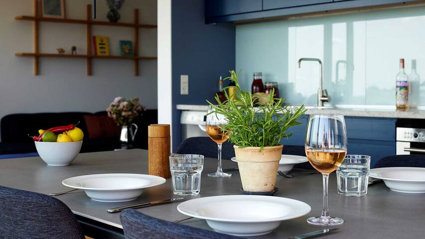 Fully-serviced Penthouse Apartment with Balcony gallery image 2